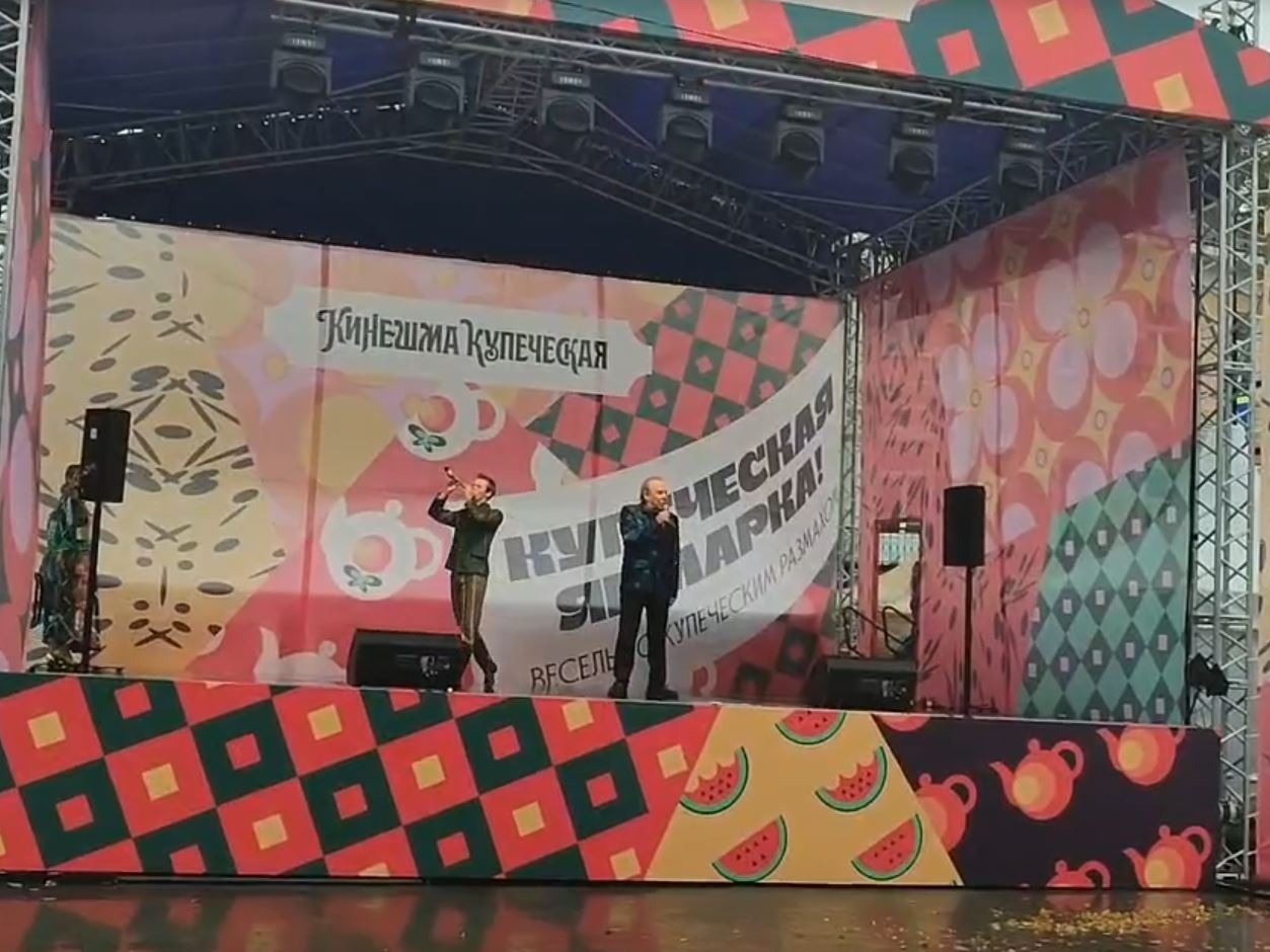 Украшением фестиваля «Кинешма купеческая» стало выступление народного артиста России Владимира Девятова..