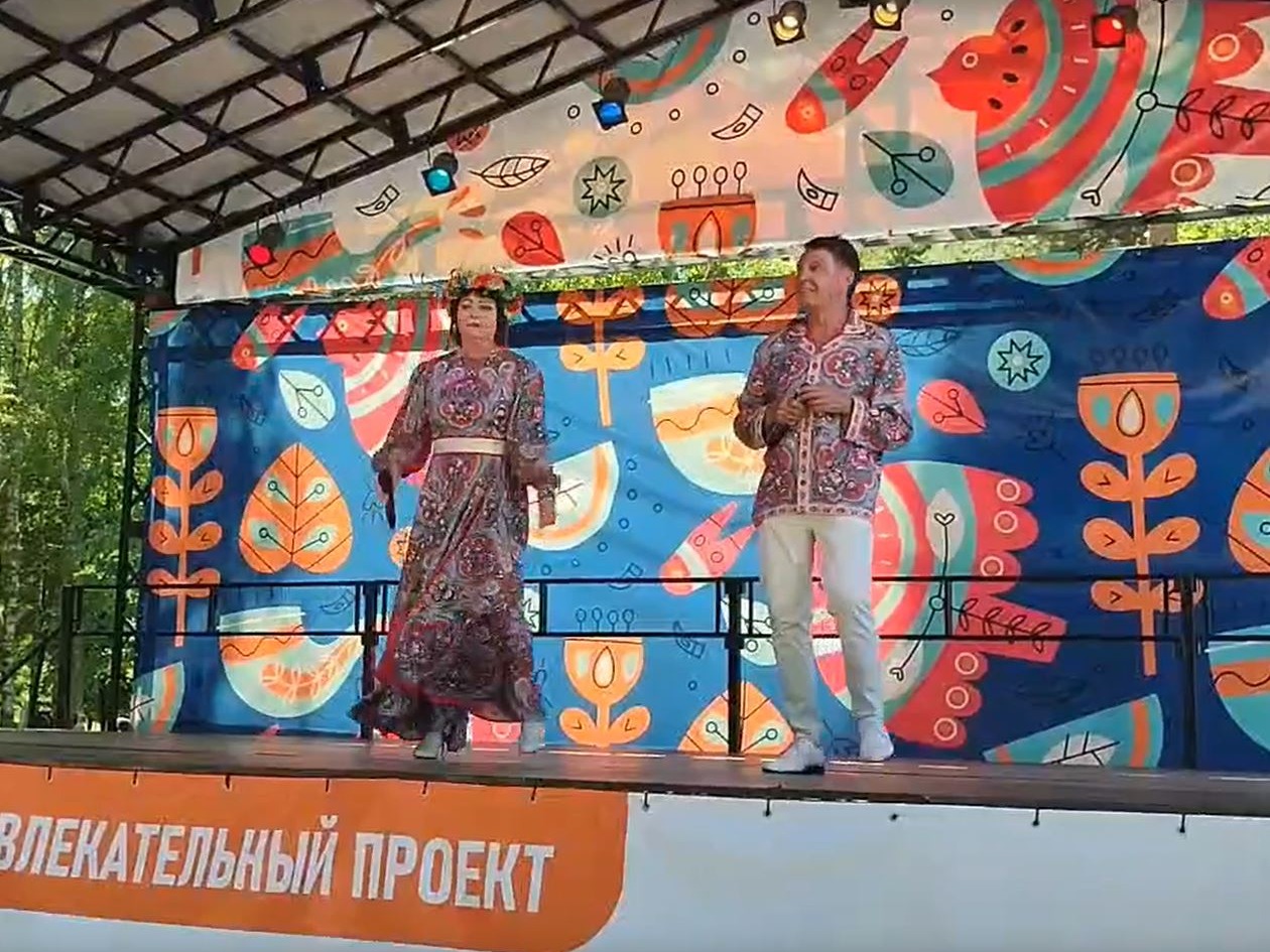 Музыкальный марафон творческих коллективов Ивановской области на фестивале народного творчества "Нарядная провинция в хороводе Единства" завершает выступление группы «Кристалл» (г.Шуя). Жители хором исполняют известные и любимые песни..