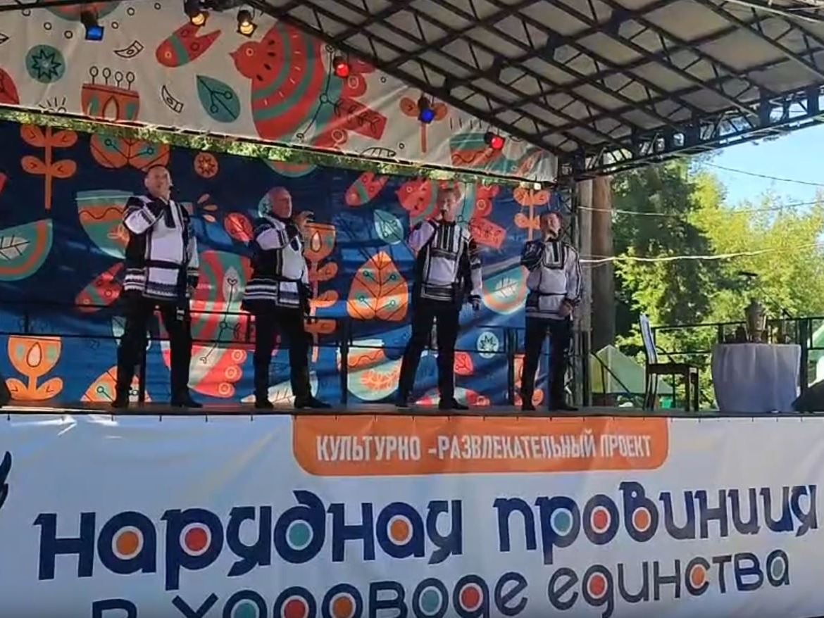 В рамках фестиваля народного творчества "Нарядная провинция в хороводе Единства" в Парке культуры и отдыха имени 35-летия Победы начался большой концерт. Сейчас выступает вокальный ансамбль "Родник" (г.Родники).